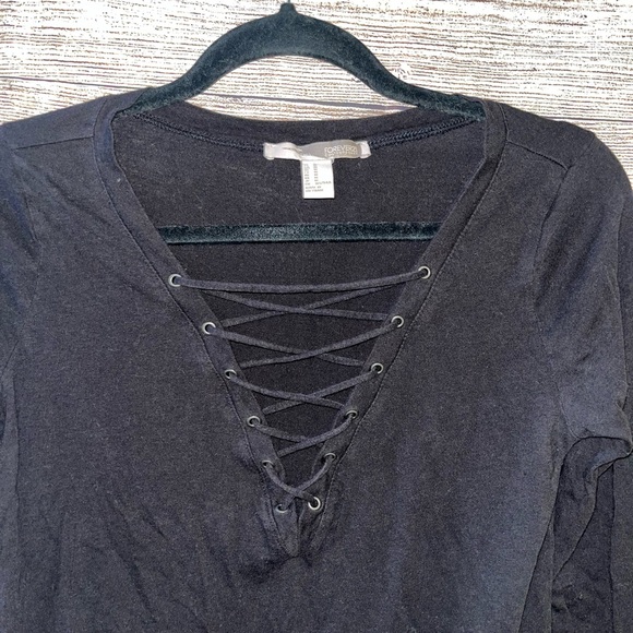 🤎3/$10 Forever 21 Black Long Sleeve Lace-Up V-Neck Top Size Medium - Picture 2 of 5